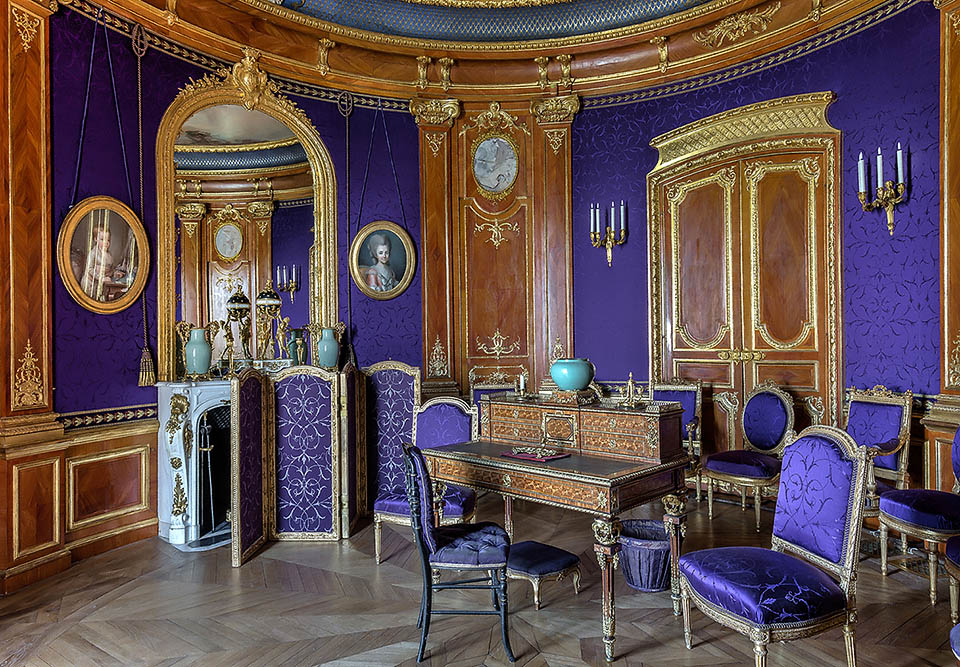 Lo troviamo per esempio nei sontuosi arredi del “Salon violet” del Museo del Castello di Chantilly;