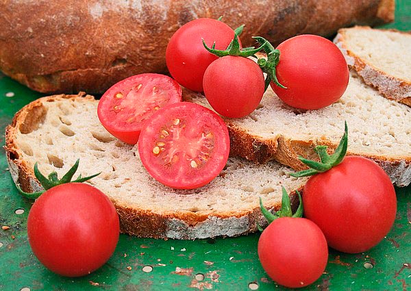 Les variétés "cerises" sont idéales pour les entrées, même improvisées avec du pain © Le Tomatologue