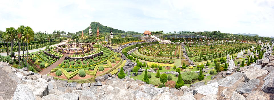 Panorámica con zoom de Nong Nooch con réplica de Stonehenge y del jardín a la francesa de Versailles © G. Mazza