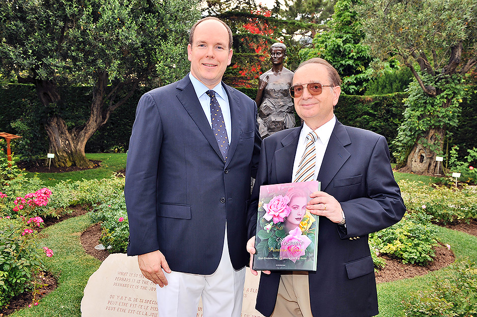 S.A.S. le Prince Albert II de Monaco avec Giuseppe Mazza à l’occasion du 25e anniversaire de la Roseraie Princesse Grace de Monaco - Photo de Gaëtan Luci.