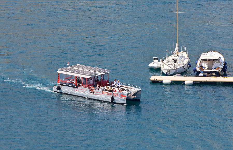 Perfectly ecologic, with zero emissions thanks to its solar panels placed on the top, the "Bateau Bus" crosses, continuously, the port of Monaco integrating the city buses service.