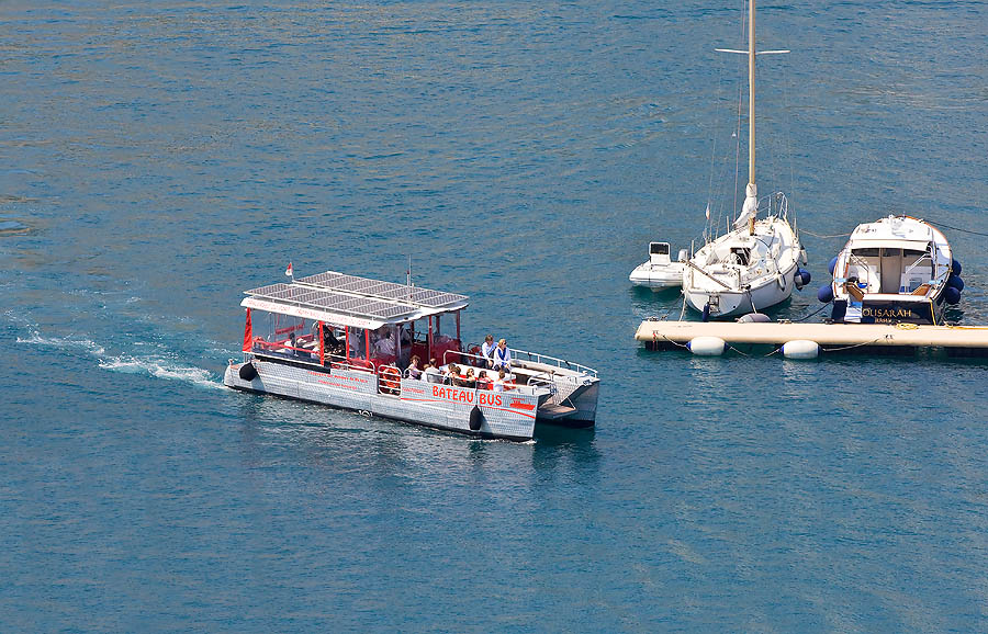 Perfettamente ecologico, a emissioni zero, grazie ai pannelli solari piazzati sul tetto, il "Bateau Bus" attraversa senza sosta il porto di Monaco, completando il servizio degli autobus urbani.