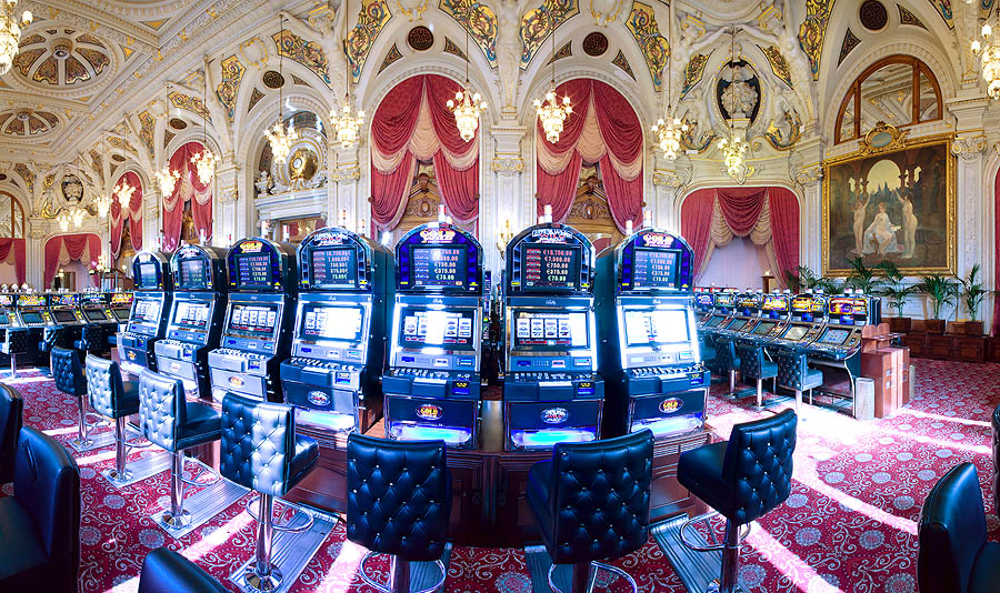 La Sala Bianca del Casinò di Montecarlo coi giochi moderni in un look Belle Époque