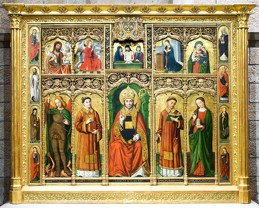 Le retable de Saint Nicolas, visible dans le déambulatoire de la Cathédrale, fut réalisé en 1500 par Louis Bréa, le maître niçois qui fit école, marquant un point de passage entre la peinture médiévale et celle de la Renaissance.