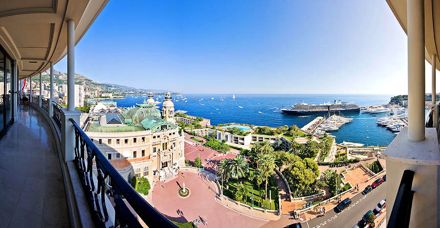 L'entrata dei Principi dell'Opera di Montecarlo, le Terrazze del Casinò, e il Porto Ercole, visti dalla terrazza del Grill dell'Hôtel de Paris.