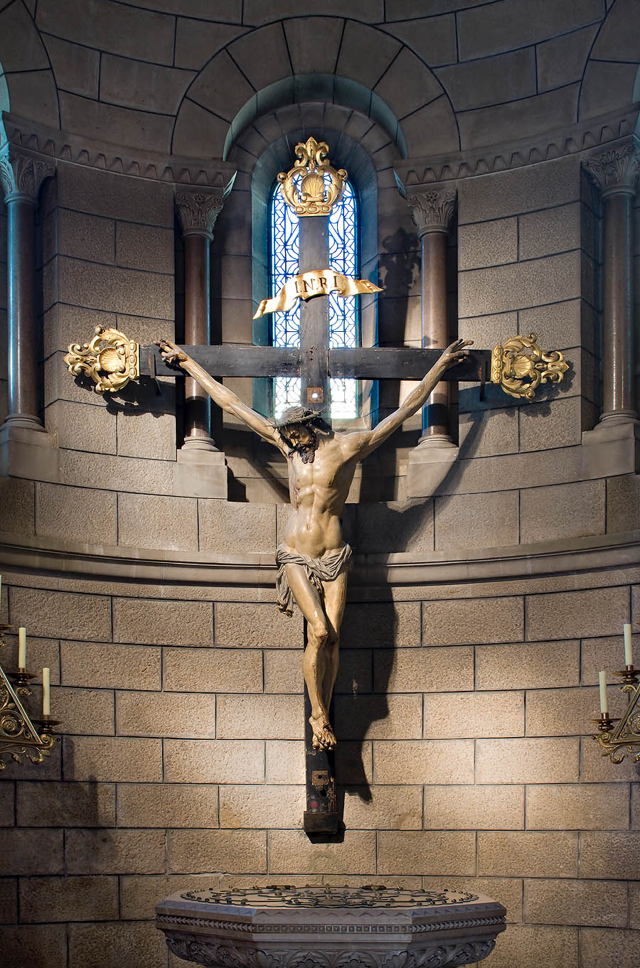 Cattedrale di Monaco: fonte battesimale del XVII secolo e Crocefisso in legno del 1637 proveniente dell'antica Chiesa di San Nicola.