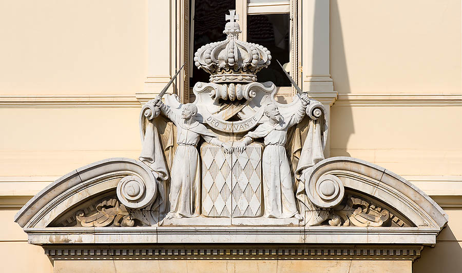 Monaco-Ville: particular del Palacio del Ministerio del Estado con el escudo de los Grimaldi
