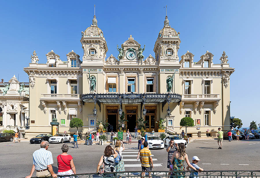 L'ingresso del Casinò di Montecarlo, al sole solo d'estate, è uno dei luoghi più fotografati del Principato