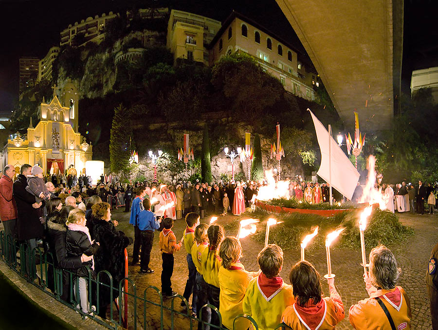 Ogni anno, il 27 gennaio, sul sagrato della chiesa di Santa Devota si brucia una barca a ricordo del furto, avvenuto nel Medioevo, delle reliquie della Santa Patrona del Principato di Monaco. Un violenta tempesta impedì al sacrilego di salpare. Fu arrestato. Ebbe il naso e le orecchie mozzate, e la sua barca fu incendiata.