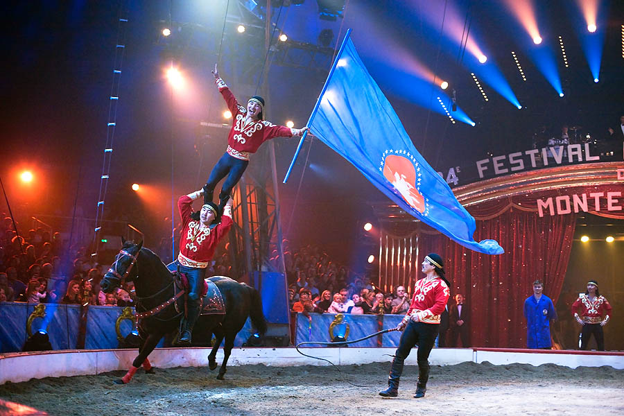 Festival Internazionale del Circo di Montecarlo: cavalli a gran galoppo, con acrobati equesti del Kirghizstan, diretti da Manatbek Eshimbekov.