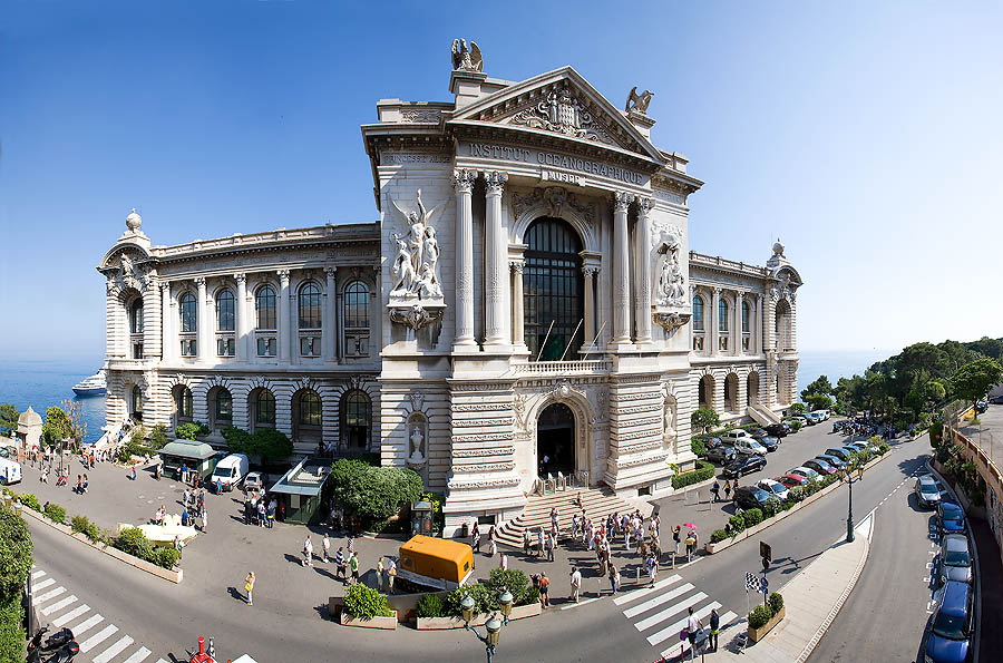 Le Célèbre Musée Océanographique est une œuvre néo-classique de l’architecte Paul Delefortrie. Construit entre 1899 et 1910, sous le règne du Prince Albert I, il a une façade monumentale avec de grandes sculptures de Gustave Dussart.