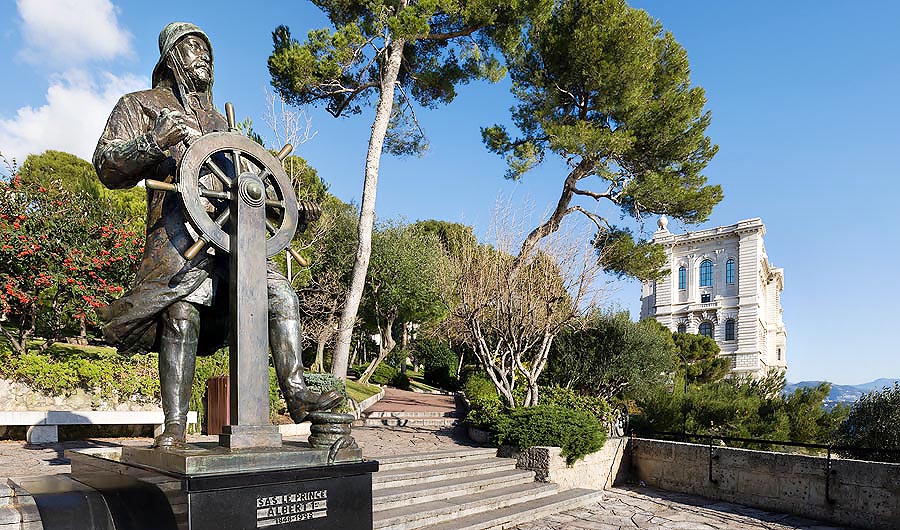 Monaco-Ville: la estatua di S.A.S. el Principe Alberto I y el Museo Oceanográfico