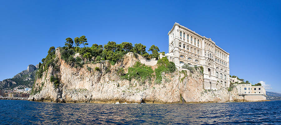 Llamado con justicia "El Templo del Mar", el Museo Oceanográfico se incorpora admirablemente en el sugestivo paisaje de la Rocca de Mónaco, visto desde las olas.