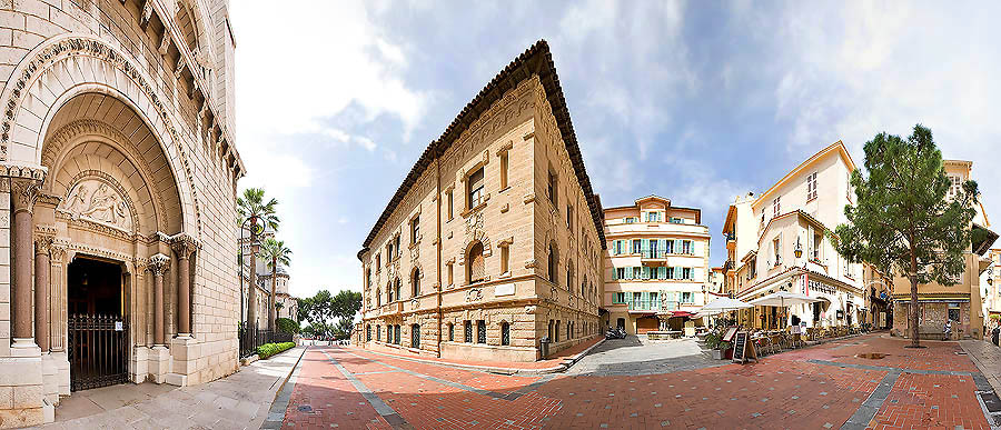 Monaco-Ville: entrada lateral de la Catedral, Palacio de Justicia, y plaza Saint Nicolas