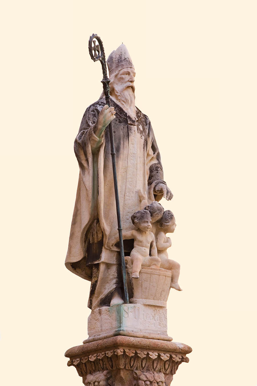 Opera di Bassignani, la statua di San Nicola, protettore dei pescatori e dei bambini, e patrono del Principato di Monaco con Santa Devota, sormonta la fontana dell'omonima piazza a Monaco-Ville.