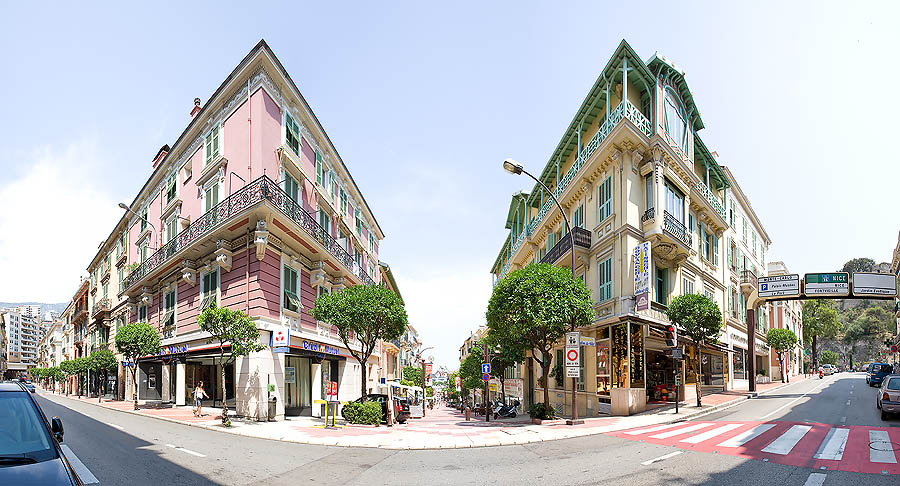 Monaco: il quartire della Condamine con Rue Grimaldi e la via pedonale Princesse Caroline