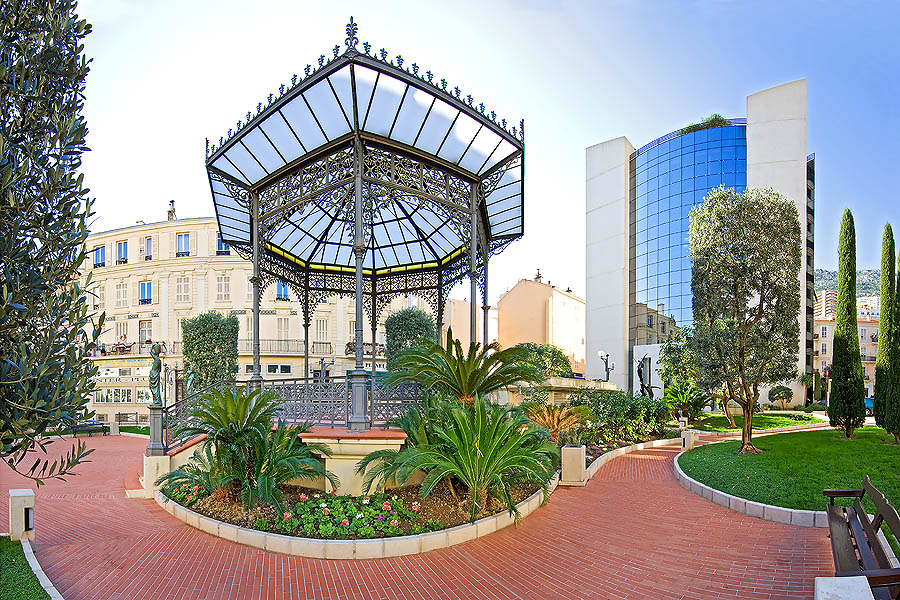 Mónaco: Plaza Gastaud es el corazón del barrio de la Condamine. En el centro un kiosco musical de la Belle Époque, usado en el verano para conciertos a cielo abierto.