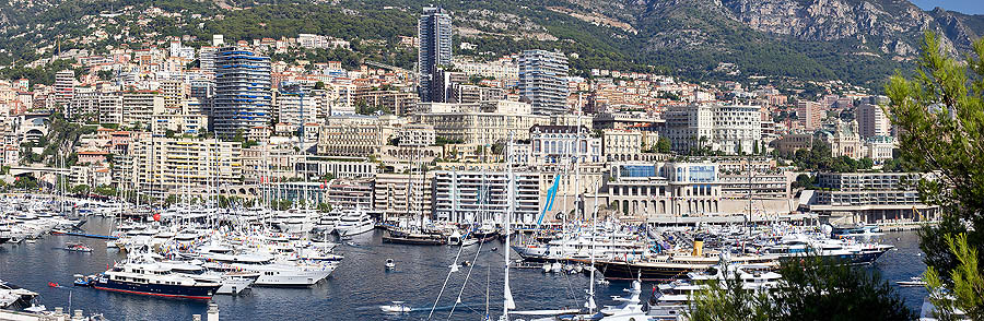 Montecarlo e Porto Ercole, dalla chiesa di Santa Devota, in basso a sinistra, alle terrazze del casinò, in occasione del MonacoYacht Show. Un allegro patchwork di vari stili architectonici e di cantieri in corso, come quello della futura sede del Yacht Club di Monaco in basso a destra.