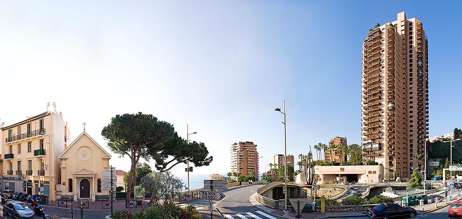 Monaco : le quartier de Saint Roman et la frontière avec la petite église en France qui porte le même nom.