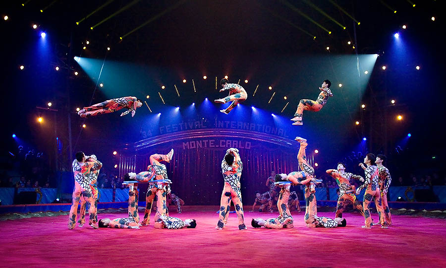 Festival Internazionale del Circo di Montecarlo: il Gruppo Acrobatico di Shandong con 21 artisti cinesi che si esibiscono, da formazioni piramidali, in incredibili volteggi e salti mortali.