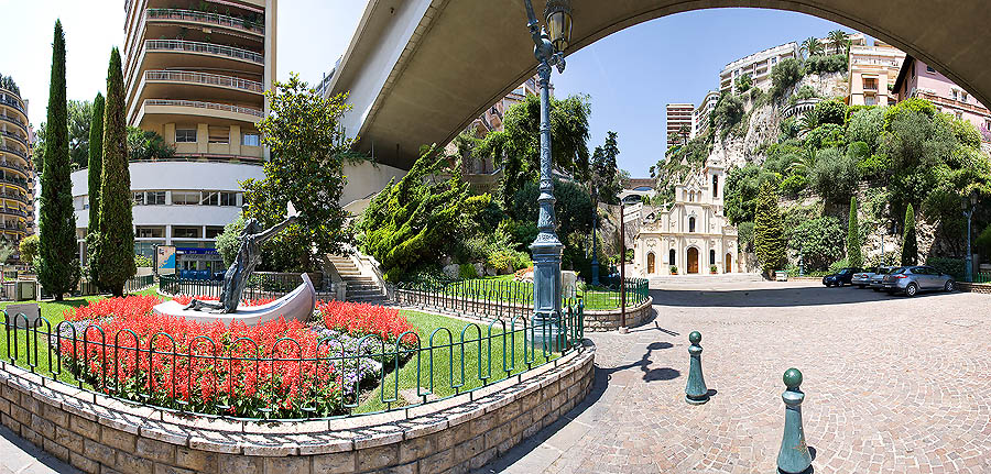 Monaco: la statua (opera di Cyril de La Patellière) e la chiesa di Santa Devota