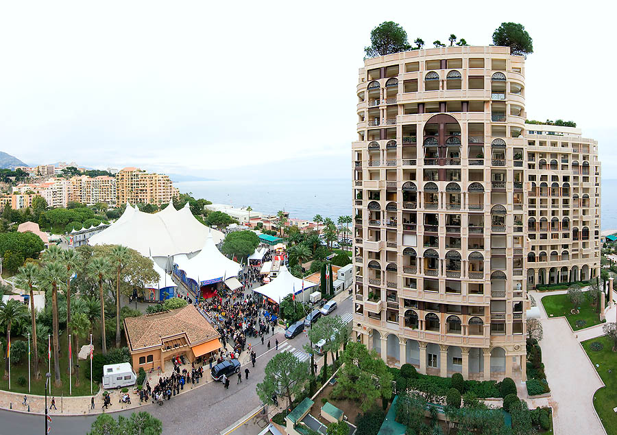Monaco: il Seaside Plaza e il Chapiteau di Fontvieille che ospita ogni anno il Festival Internazionale del Circo