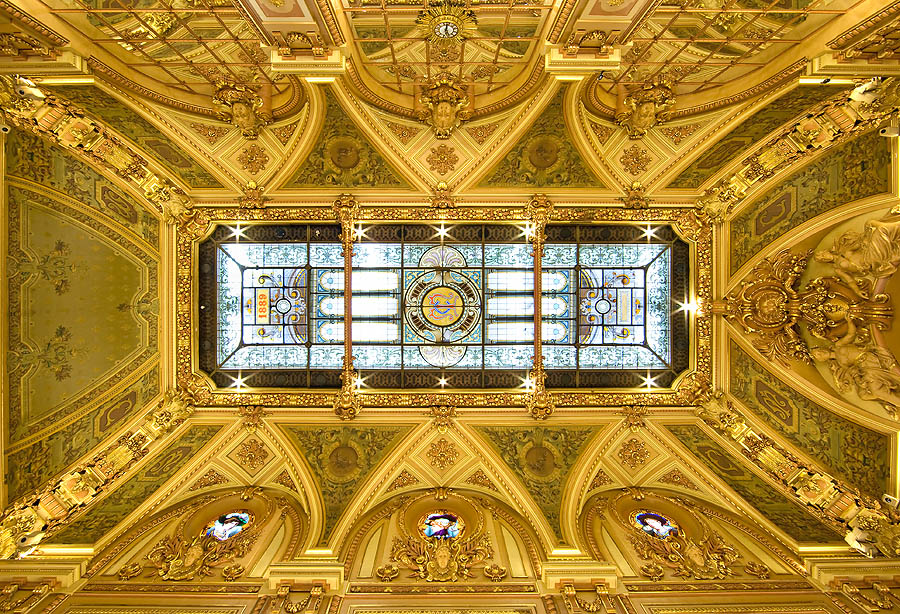 Il soffitto con vetrata della Sala Touzet del Casinò di Montecarlo