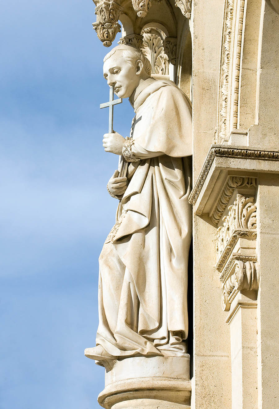 Montecarlo: la statua di Saint Charles che orna l'ingresso della chiesa