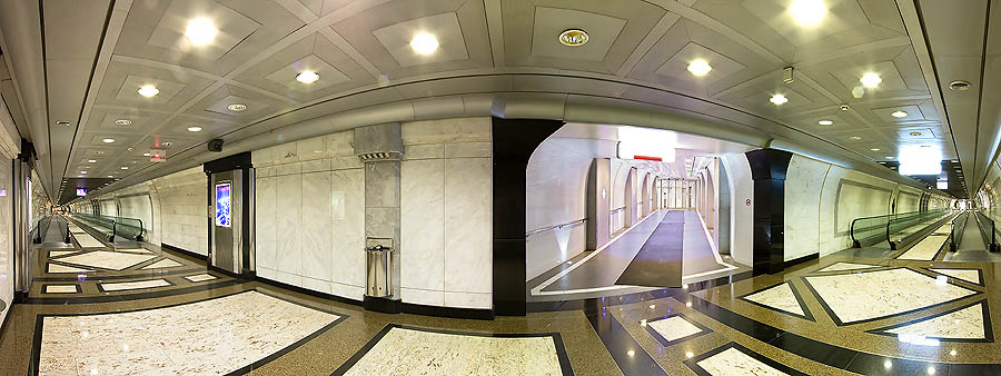 Partant de la gare souterraine, des tapis roulants, des couloirs en marbre et des ascenseurs publics mènent rapidement à l’autre bout de la ville