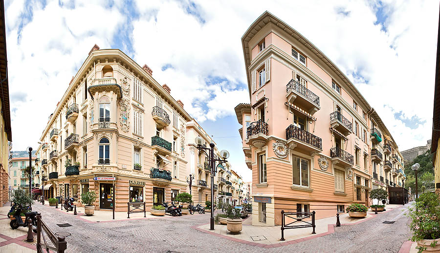 Monaco: in Via Terrazzani e Via delle Azzorre, nella Condamine, il tempo sembra fermato. Antiche facciate, ornate da preziose ceramiche, ci parlano della ricca borghesia della Belle Époque.