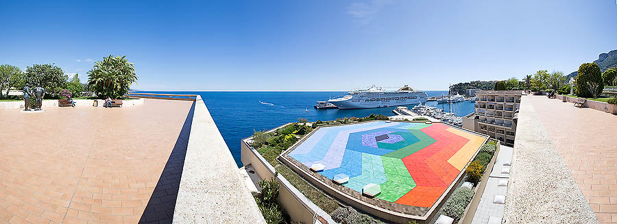 Scultura "Adamo ed Eva" di Botero sulle Terrazze del Casinò di Montecarlo, ed il mosaico "Il mare, il cielo e la terra" di Vasarely.