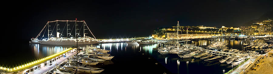 Principado de Mónaco, velero en el mágico escenario nocturno de Puerto Ercole