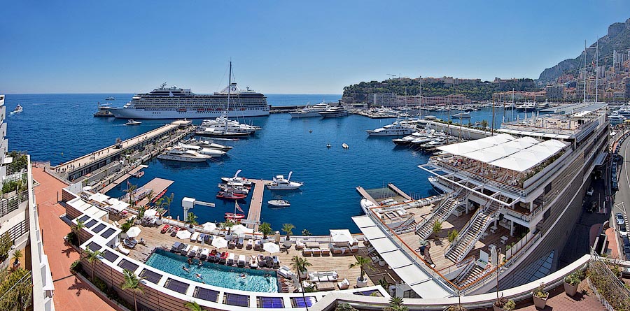 Lo spettacolare edificio, evocante un battello, dello Yacht Club de Monaco